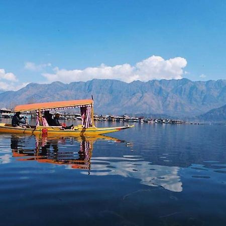 Umbrella Group Of House Boat Hotel Srīnagar Buitenkant foto