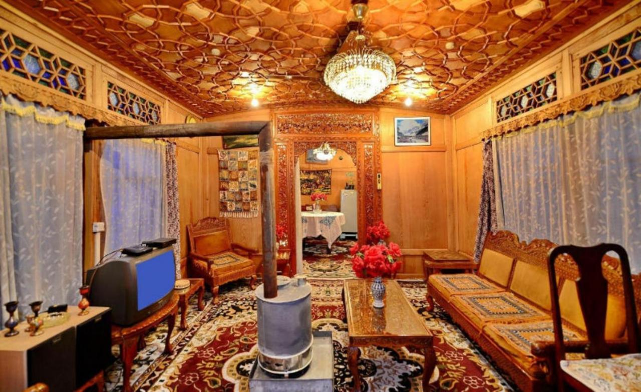 Umbrella Group Of House Boat Hotel Srīnagar Buitenkant foto