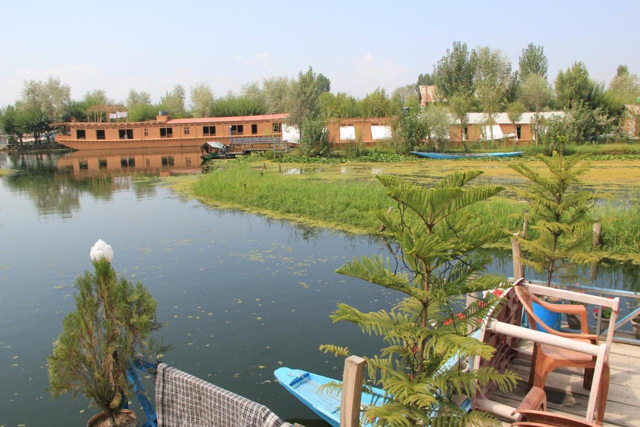 Umbrella Group Of House Boat Hotel Srīnagar Buitenkant foto