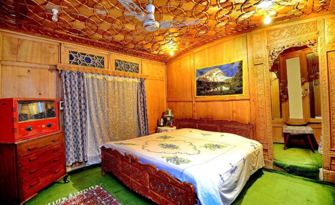 Umbrella Group Of House Boat Hotel Srīnagar Buitenkant foto